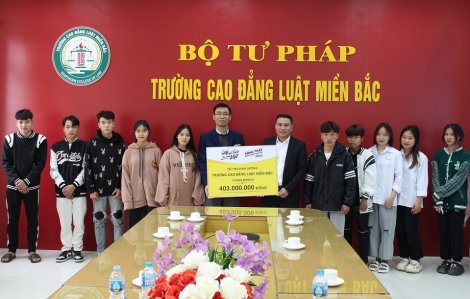 Học sinh vùng cao vui mừng nhận sữa từ Quỹ Phát triển Tài năng Việt