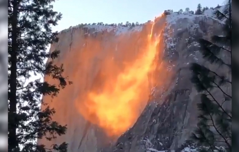 Độc đáo thác nước “rực lửa” ở California