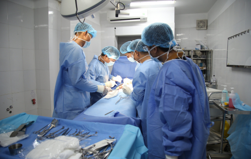 Phẫu thuật kịp thời cho ngư dân bị viêm ruột thừa cấp trên biển