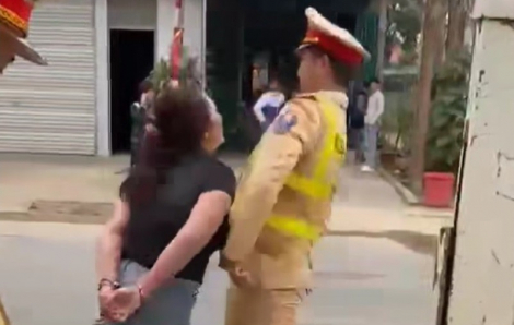 Người phụ nữ bị còng tay liên tục chửi bới, “đụng chạm” cảnh sát giao thông