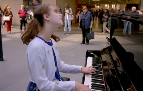 Cô bé khiếm thị chơi đàn piano ở nhà ga khiến nhiều người khóc