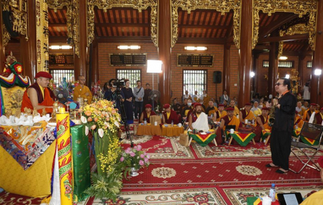 Nghệ sĩ Trần Mạnh Tuấn khiến nhiều người xúc động khi biểu diễn cúng dàng mừng Nhiếp Chính vương Drukpa