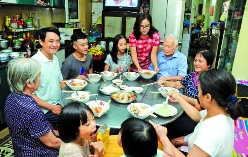 Cán bộ, công chức ngày càng xa dần bữa cơm gia đình