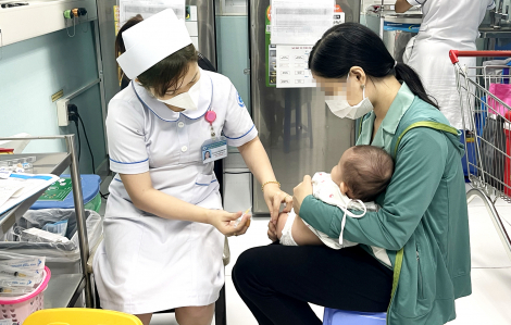 Rủi ro khi phụ huynh bỏ tiêm mũi nhắc vắc xin cho con
