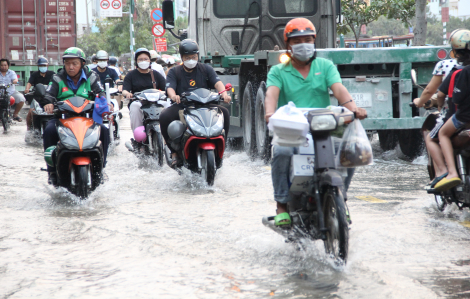 Người dân TPHCM lại bì bõm vượt triều cường