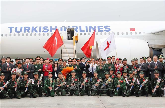 Thượng tướng Hoàng Xuân Chiến, Thứ trưởng Bộ Quốc phòng cùng lãnh đạo nhiều cơ quan, đơn vị thuộc Bộ QP đón cán bộ, chiến sĩ hoàn thành xuất sắc nhiệm vụ từ Thổ Nhĩ Kỳ trở về
