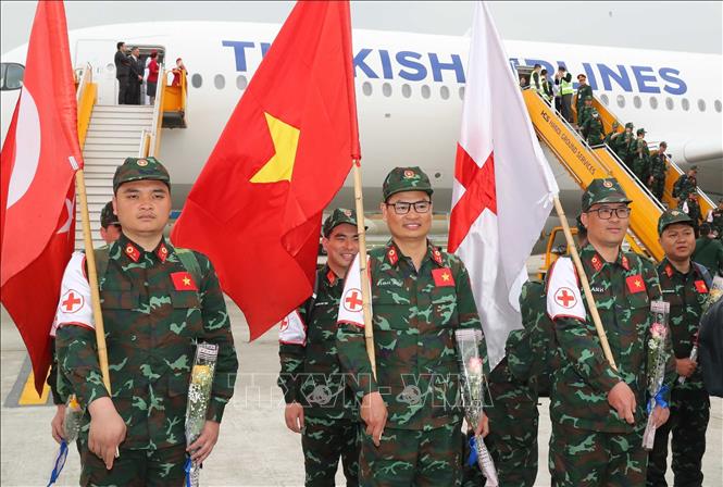Cán bộ, chiến sĩ QĐND Việt Nam vừa hoàn thành xuất sắc nhiệm vụ ở Thổ Nhĩ Kỳ về đến sân bay Nội Bài (Hà Nội)