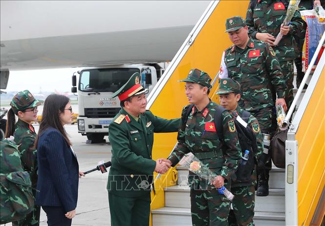 Thượng tướng Hoàng Xuân Chiến, Thứ trưởng Bộ Quốc phòng tặng hoa, đón các thành viên trong đoà