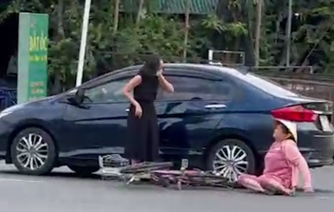 Thực hư vụ người phụ nữ chạy xe đạp va chạm ô tô để ăn vạ?