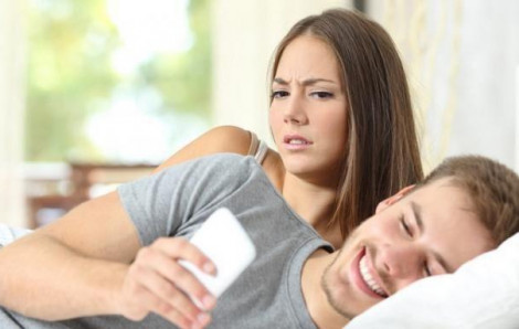 Chồng có ý gì khi nhắn tin cho một cô gái kém anh 15 tuổi lúc nửa đêm?
