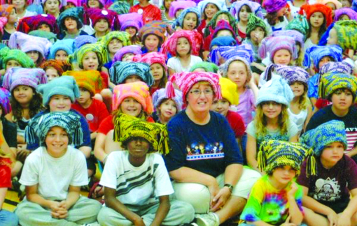 Nữ tài xế xe buýt móc hàng ngàn nón len tặng học sinh