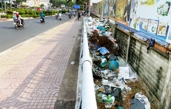 Cần xử lý nghiêm kẻ vứt rác trên cầu Tham Lương