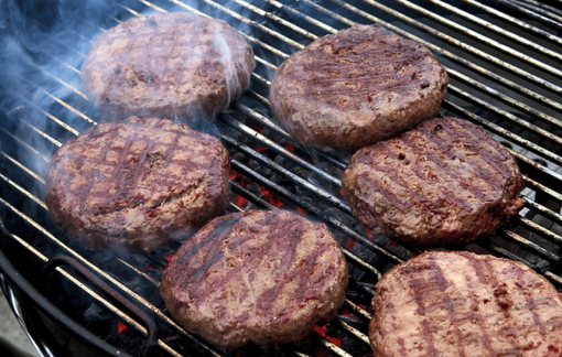 Dây kim loại mắc vào cổ họng cậu bé 4 tuổi sau khi ăn hamburger