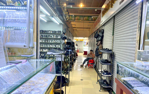 Người thuê sạp ở An Đông Plaza đứng ngồi không yên