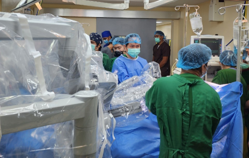 Bác sĩ Việt Nam đến Philippines hướng dẫn phẫu thuật bằng robot