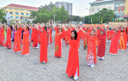 Phụ nữ quận 7 diễu hành áo dài trên phố