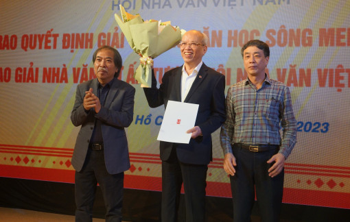2 nhà văn Việt Nam nhận giải thưởng Văn học sông Mekong lần thứ 13