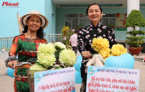 Diễu hành áo dài bằng xe đạp hoa