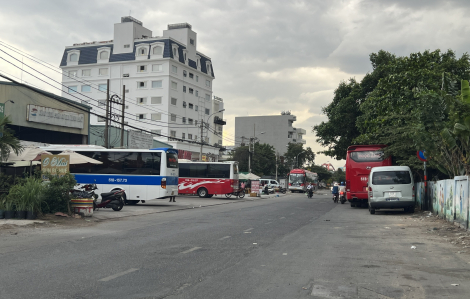 "Bến cóc" mọc lên cạnh ga Bình Triệu, nhiều người dân bất an