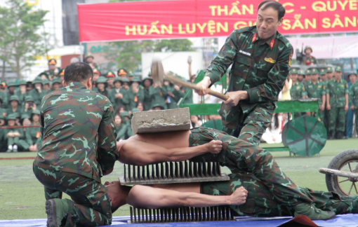 Lính đặc nhiệm nằm bàn chông phá đá