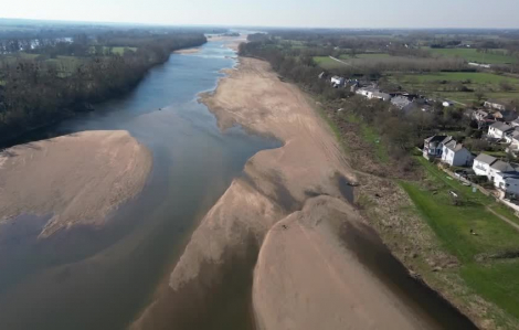 Con sông dài nhất nước Pháp khô cạn vì hạn hán