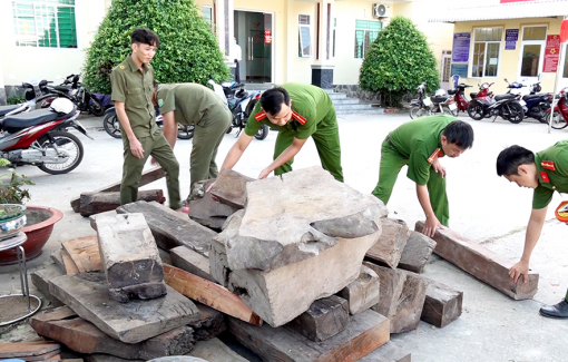 An Giang: Phát hiện 40 khúc gỗ hương nghi nhập lậu ở khu vực biên giới