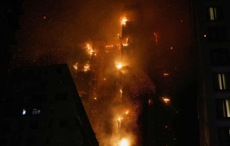 Hồng Kông chìm trong biển lửa vì cháy tòa nhà 42 tầng