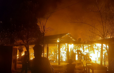 Quảng Nam: Nhà gỗ bốc cháy dữ dội, 2 người tử vong