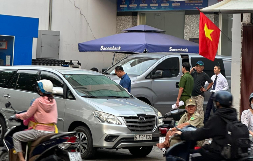 Phát hiện 1 nhóm thanh niên xông vào Chi nhánh ngân hàng Sacombank có dấu hiệu để cướp