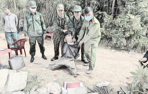 Trinh sát rượt đuổi, quật ngã nam thanh niên vận chuyển 12.000 viên ma túy