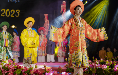 Mãn nhãn chương trình nghệ thuật "Hương sắc Huế" tại phố đêm Hoàng thành