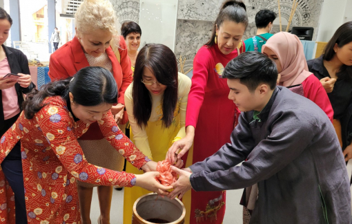 Áo dài Việt trong mắt các nhà ngoại giao nữ các nước