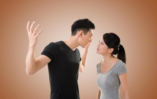 Chồng ra ngoài hòa nhã, lịch thiệp; nhưng về nhà là nổi nóng, cáu gắt với vợ con