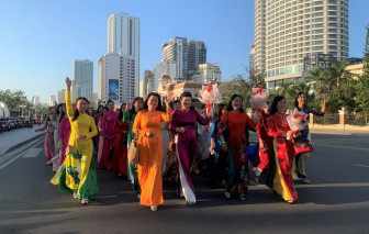 Hơn 2.000 phụ nữ TP Nha Trang diễu hành áo dài trên phố