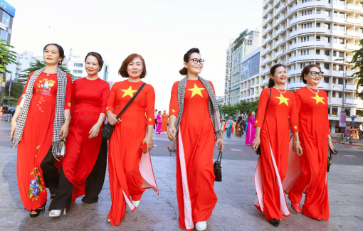 Lan tỏa tình yêu áo dài qua các mùa lễ hội