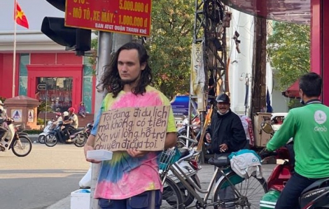 Người nước ngoài cầm bảng xin tiền ở nhiều thành phố Việt Nam