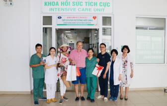 Vợ chồng người Anh từng điều trị COVID-19 tại Việt Nam quay lại cảm ơn bác sĩ