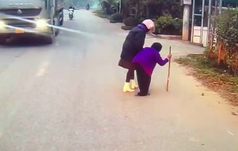 Cô gái trẻ giúp cụ bà sang đường khiến ai thấy cũng ấm lòng