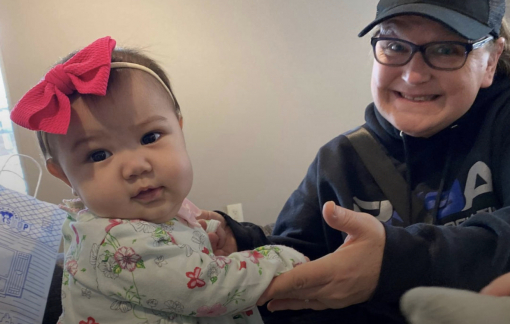 Cuộc gặp đầy xúc động giữa bé gái 1 tuổi với người đã hiến gan cứu sống em