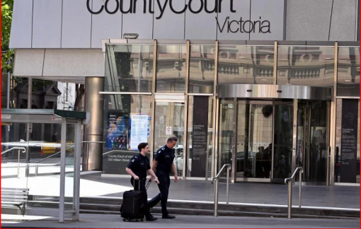 Úc: Thẩm phán đuổi người mẹ cho con bú ra khỏi tòa vì làm "mất tập trung"