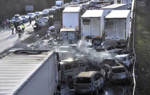 Hơn 40 phương tiện nằm la liệt trên đường cao tốc Hungary