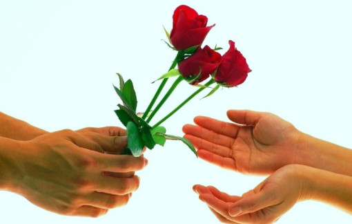 Anh rể đòi ly hôn chị gái tôi, chỉ vì chị nhận hoa của người yêu cũ