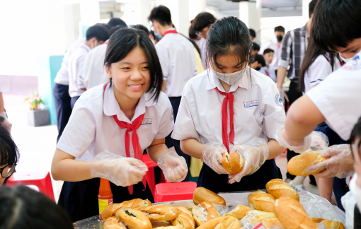 Học sinh trải nghiệm làm món ăn đường phố