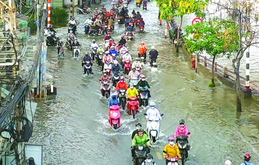 TPHCM: Ngay giữa mùa khô, đường vẫn lênh láng nước, vì sao?