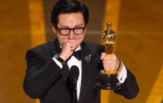 Diễn viên gốc Việt Quan Kế Huy vừa khóc vừa nhắc mẹ trên sân khấu Oscar 2023