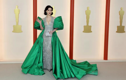 Những bộ cánh dài lê thê, khổng lồ đổ bộ thảm đỏ Oscar 2023