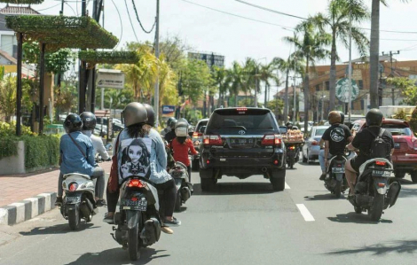Khách nước ngoài đến Bali bị cấm thuê xe máy tự lái