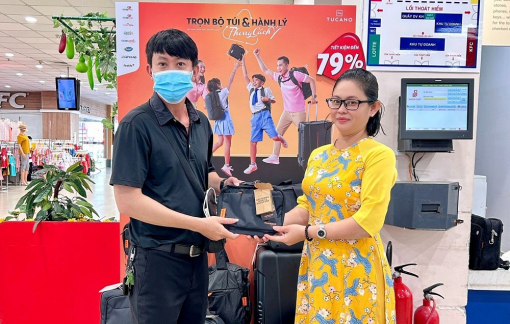 Khách hàng hào hứng đến Co.opmart tích tem đổi túi và hành lý Tucano