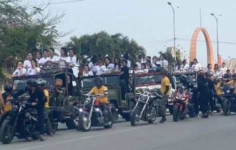 Tạm giữ 6 xe Jeep gắn cờ Mỹ, tài xế mặc đồ rằn ri chở dàn người đẹp tại Nghệ An
