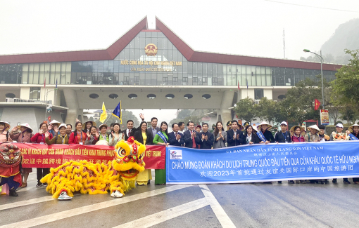 Đoàn khách du lịch Trung Quốc đầu tiên đến Việt Nam